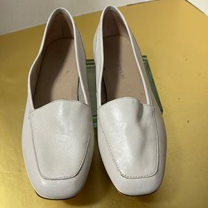 Cream colored flats leather shoes by Inzo